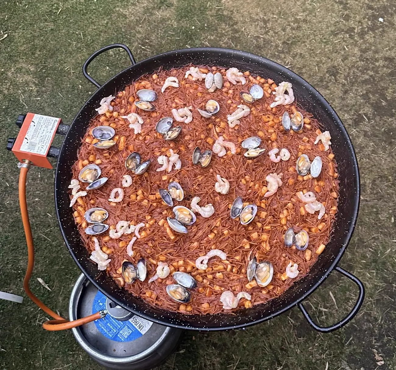 Fideuá con almejas y gamba